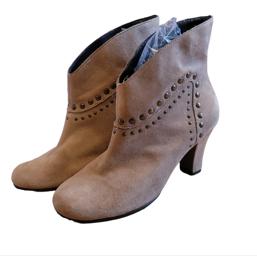 🌷3/$15🌷 Aerosoles Suede Studded Enrole Booties